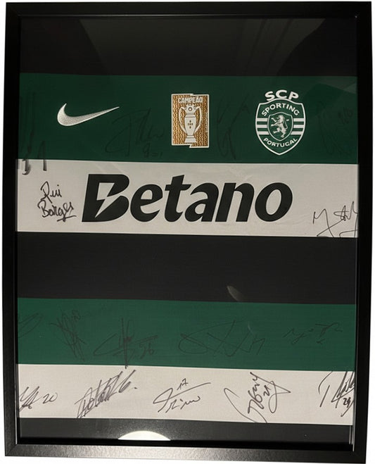 Camisola assinada pela equipa do Sporting CP - Bicampeã nacional e vencedora da Taça de Portugal 2024/25