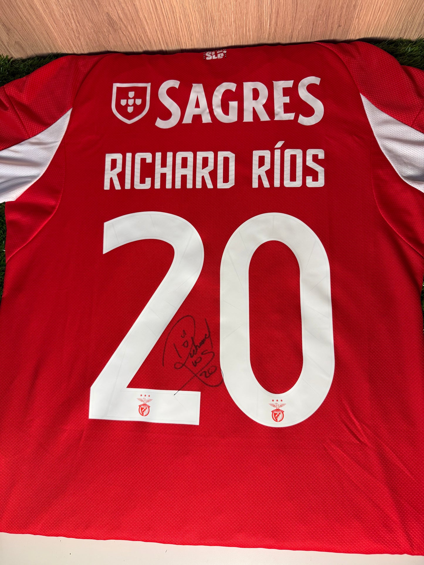 Camisola do SL Benfica assinada por Richard Ríos