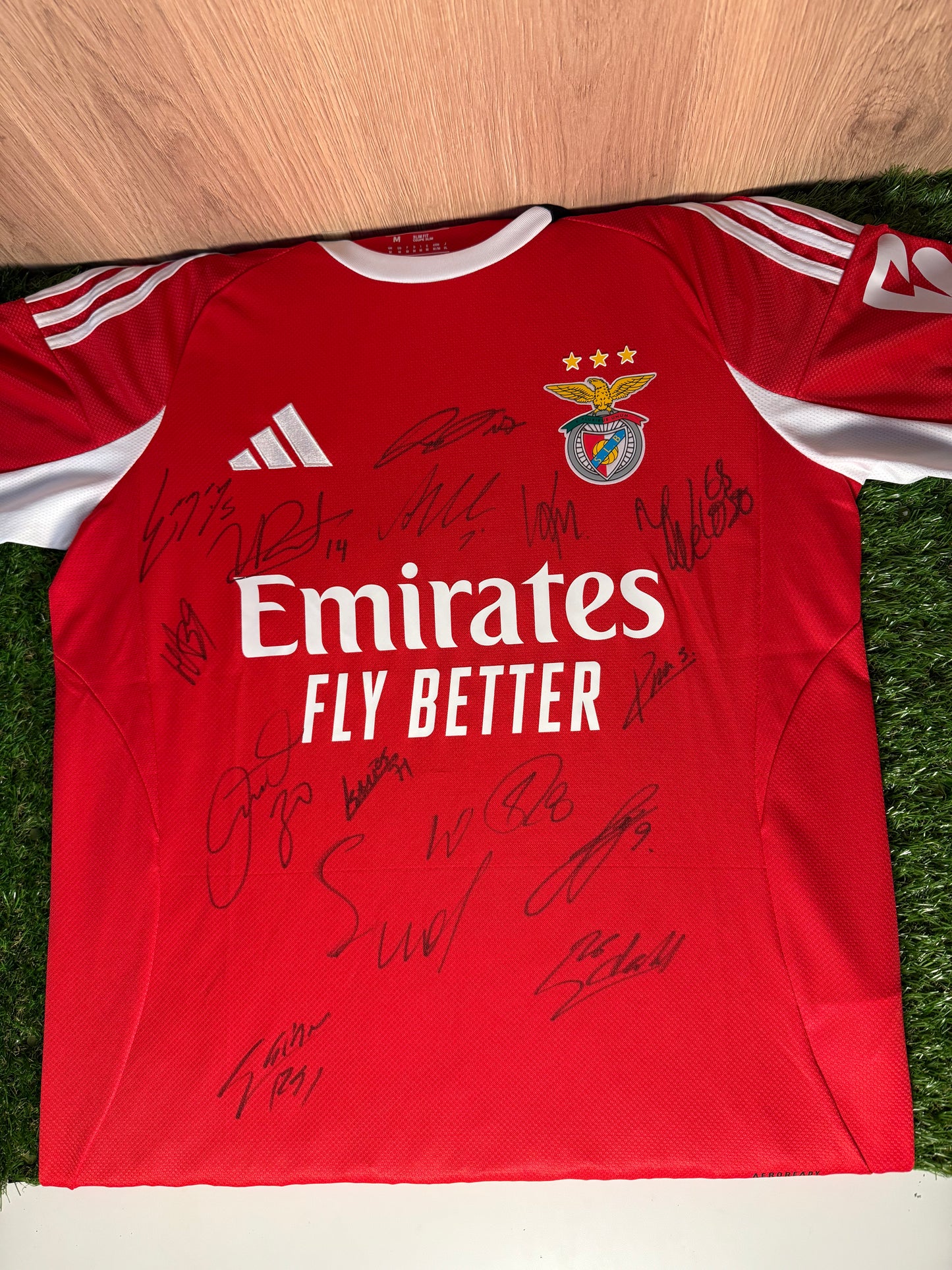 Camisola assinada pelo plantel do SL Benfica 25/26