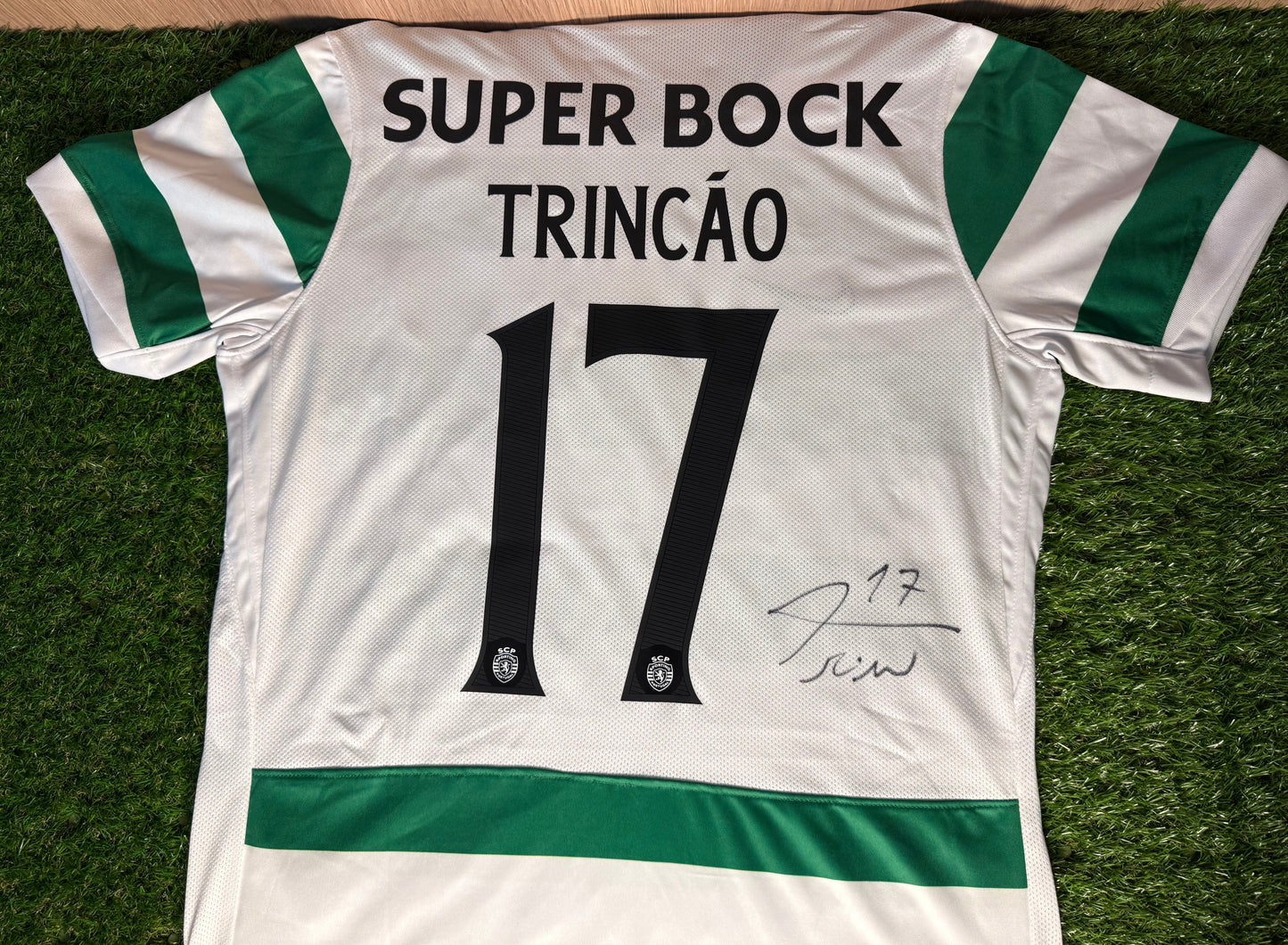 Camisola do Sporting CP assinada por Francisco Trincão