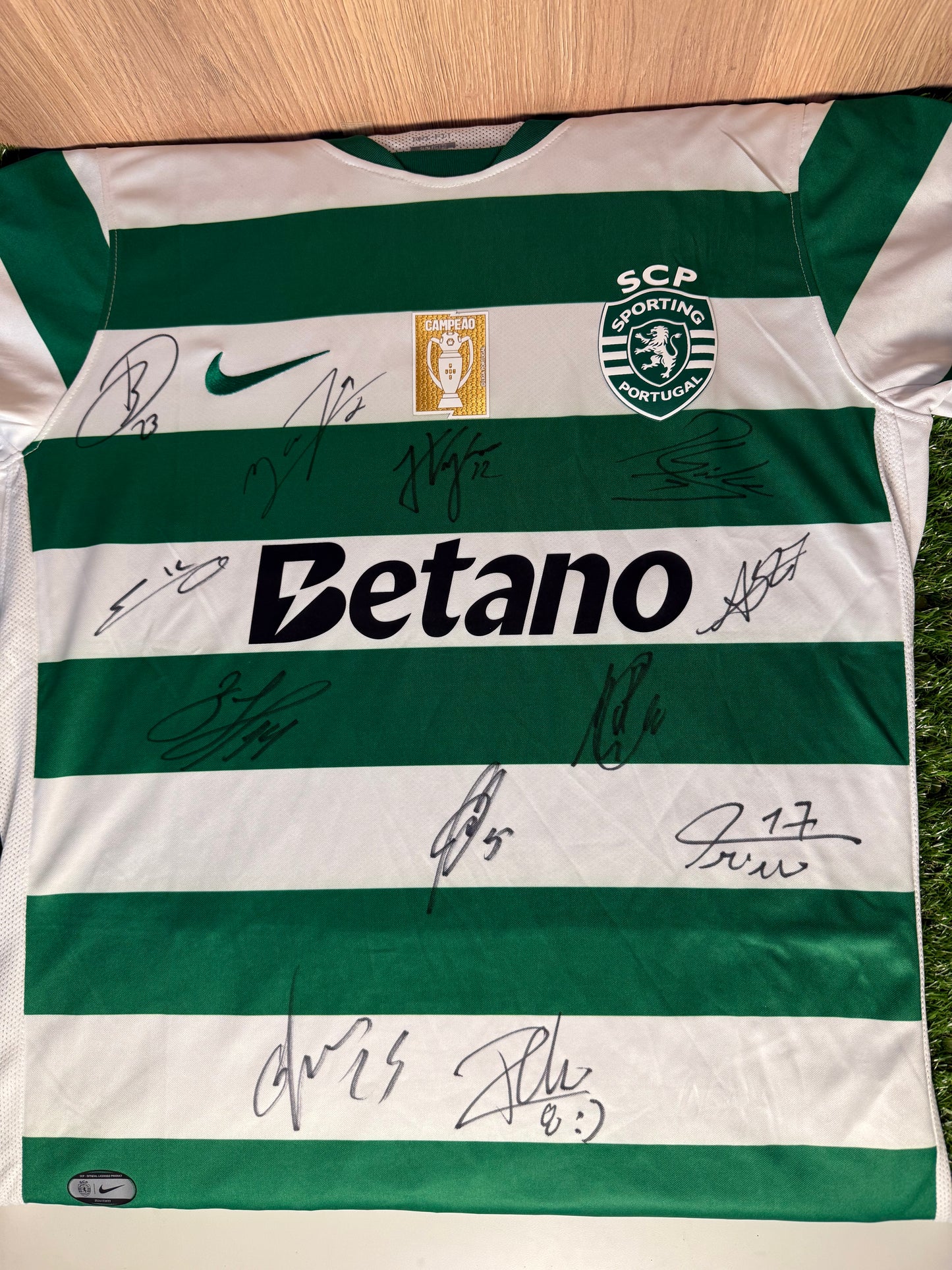 Camisola assinada pelo plantel do Sporting CP 25/26