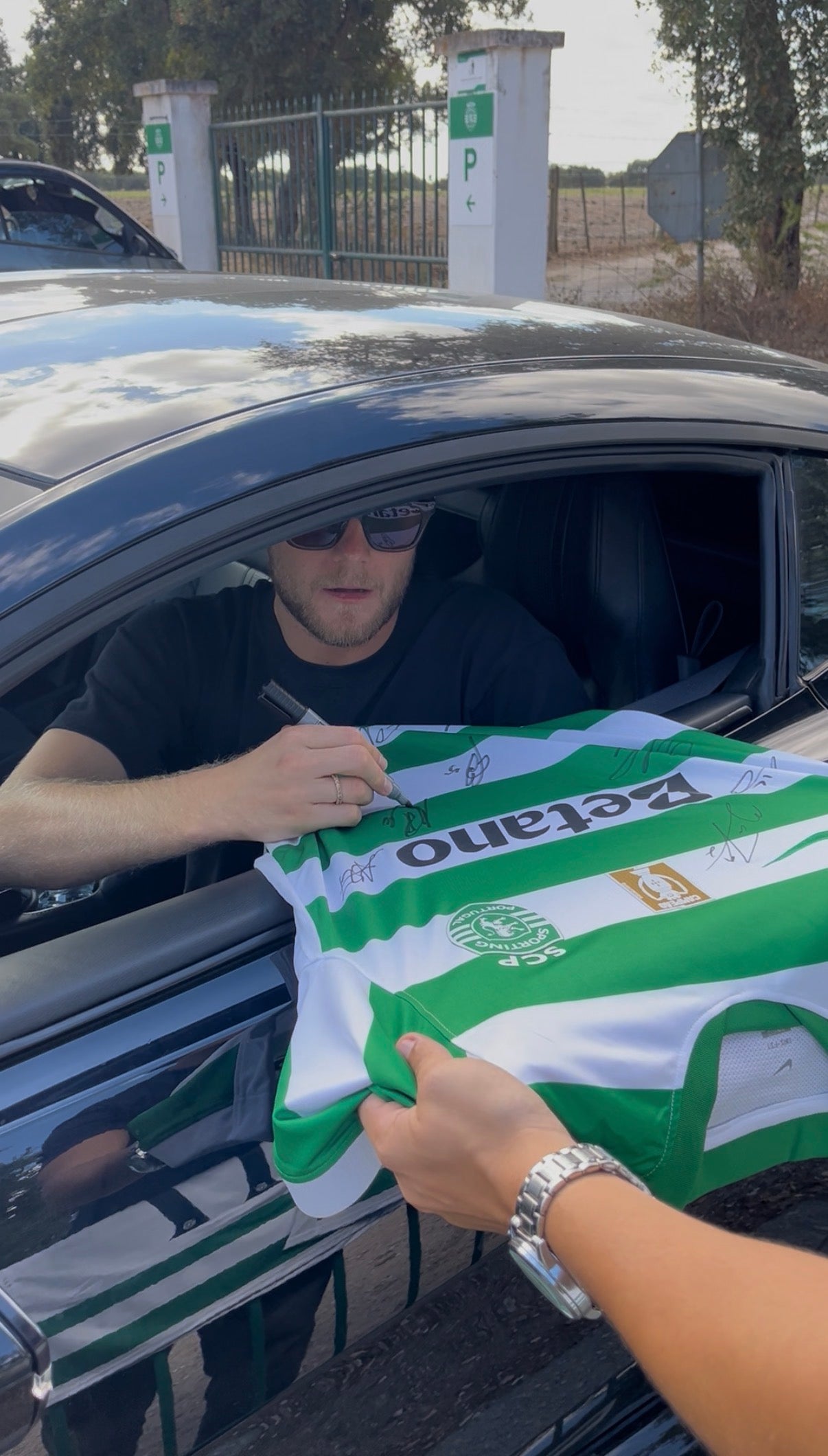 Camisola assinada pelo plantel do Sporting CP 25/26