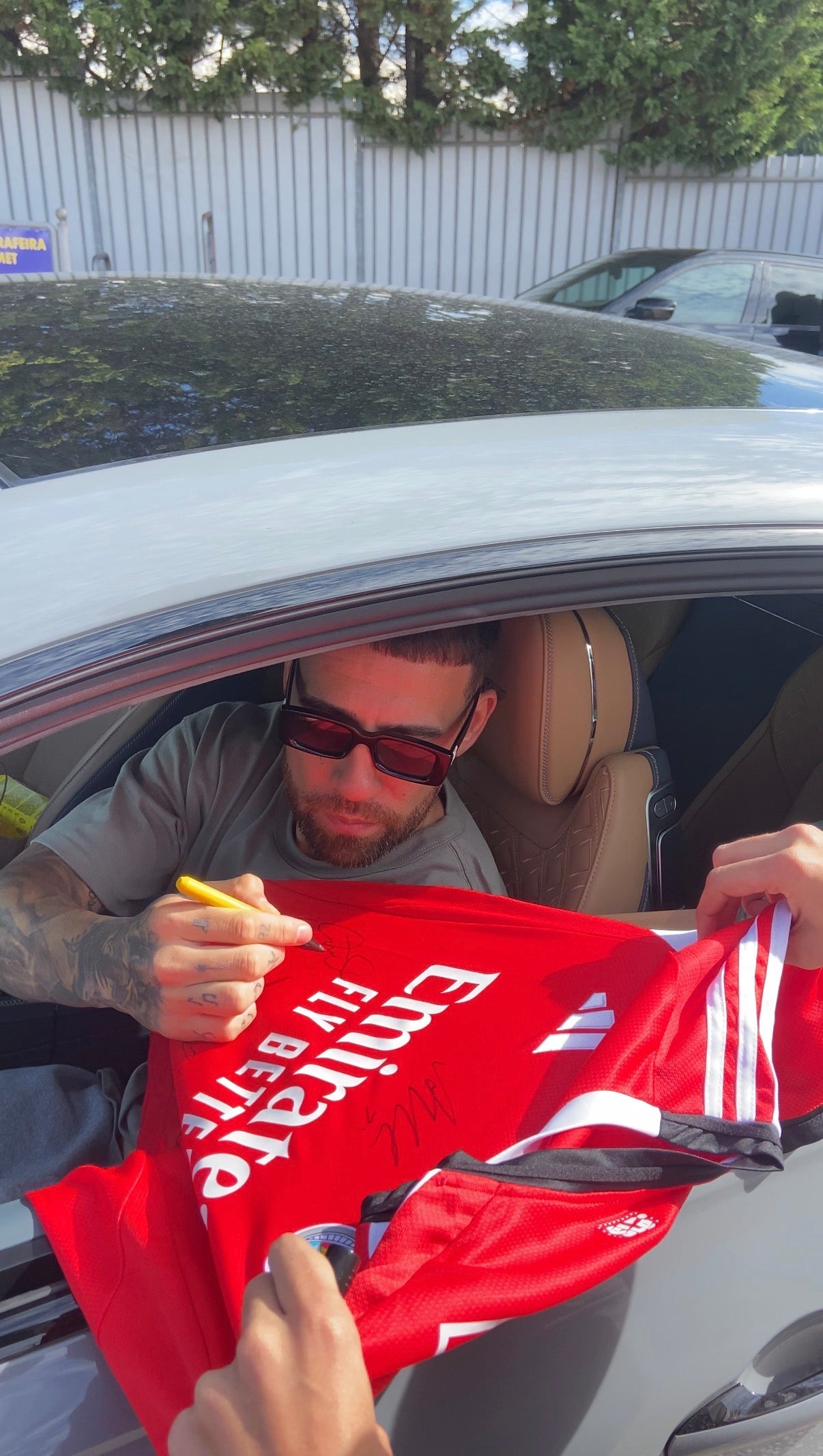 Camisola assinada pelo plantel do SL Benfica 25/26