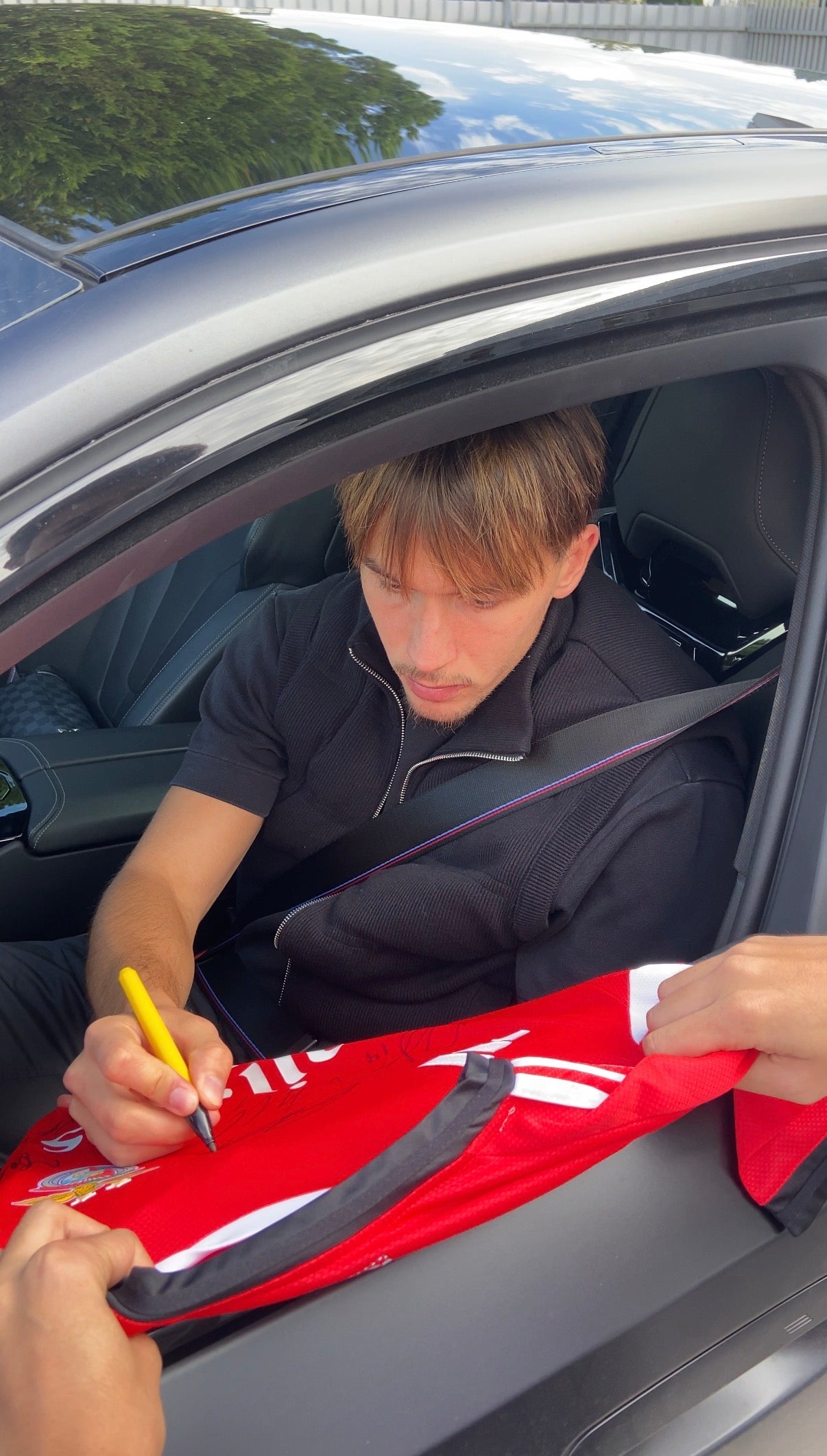 Camisola assinada pelo plantel do SL Benfica 25/26