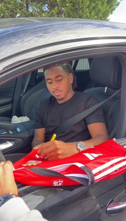 Camisola assinada pelo plantel do SL Benfica 25/26