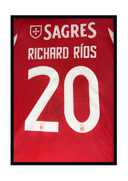 Camisola do SL Benfica assinada por Richard Ríos